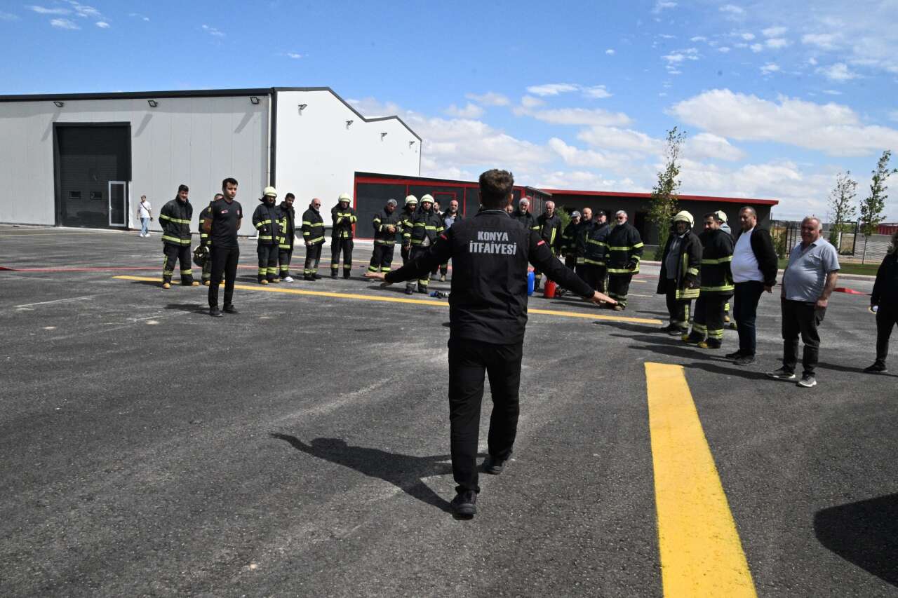 Konya’da minibüs şoförleri ellerine hortum aldı 5